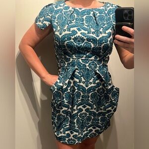 Short Sleeve Belted Boatneck Dress Green and White Baroque Print Size L